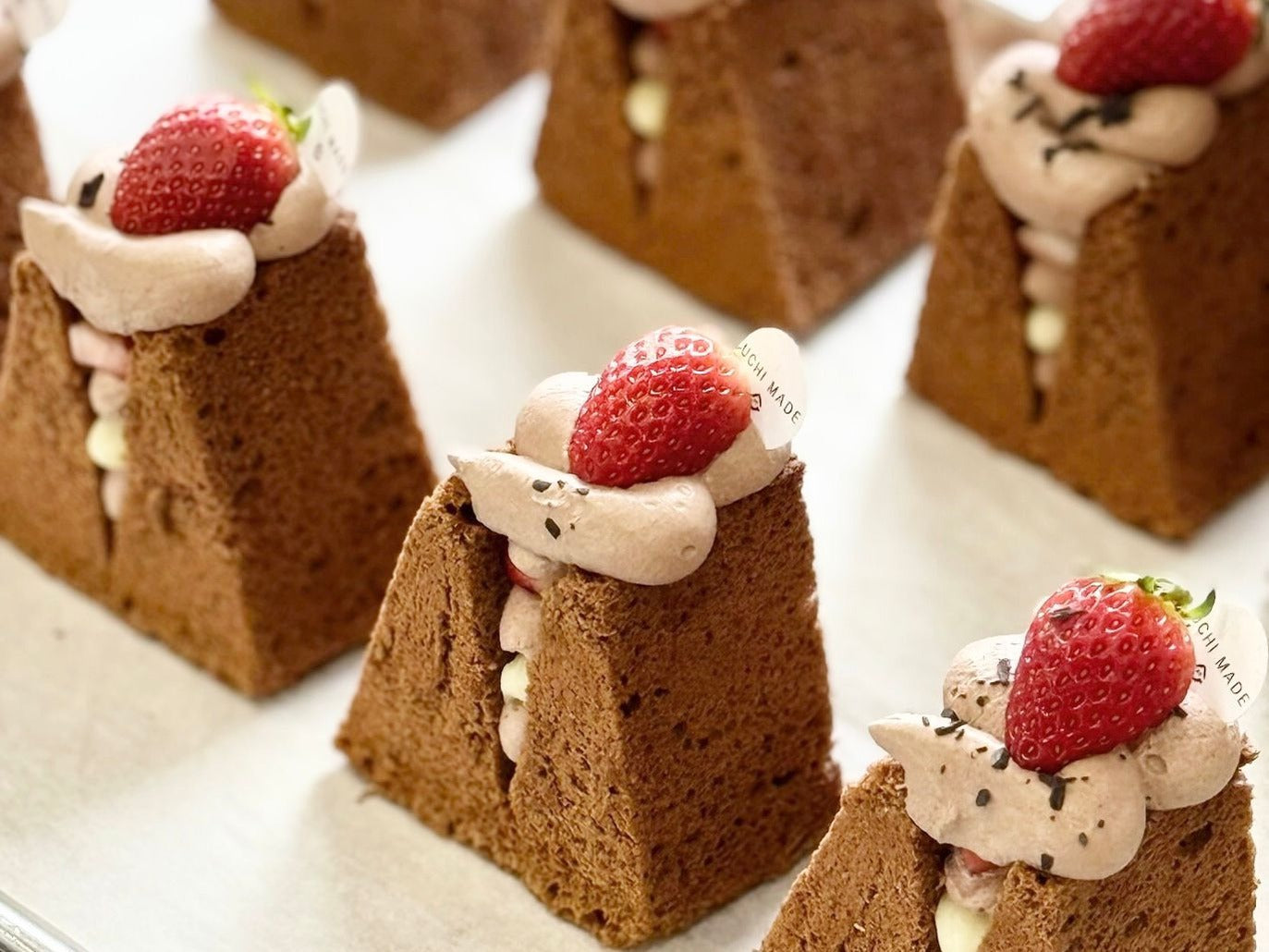 草莓法芙娜巧克力奶油戚風 | Strawberry Valrhona Chocolate Cream Chiffon
