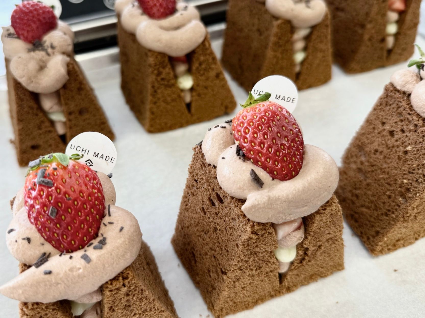 草莓法芙娜巧克力奶油戚風 | Strawberry Valrhona Chocolate Cream Chiffon
